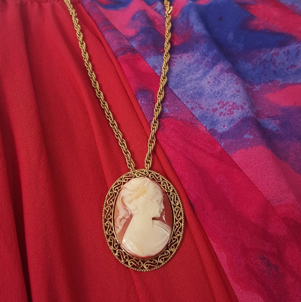 Cameo Necklace 12 in drop